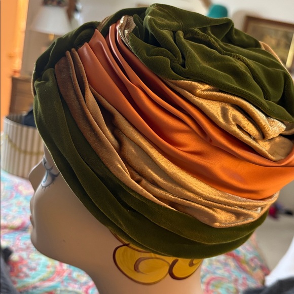 Vintage 1960s Velour Brimless Toque Style Hat, Black, Beige, green gold. Small - Picture 4 of 6